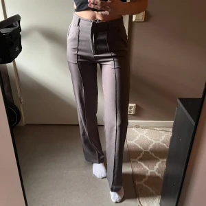 Kostymbyxor med stråveck - Superfina men kommer inte till användning. Fickor fram. Storlek xs och längd 30, jag är 168 för referen