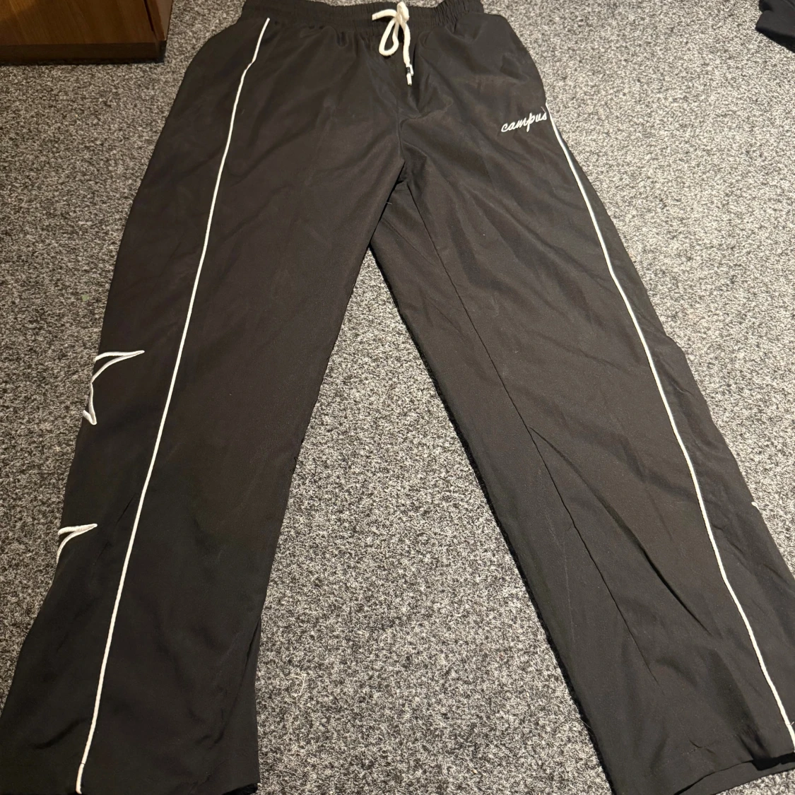 Svarta campusbyxor med stjärnor