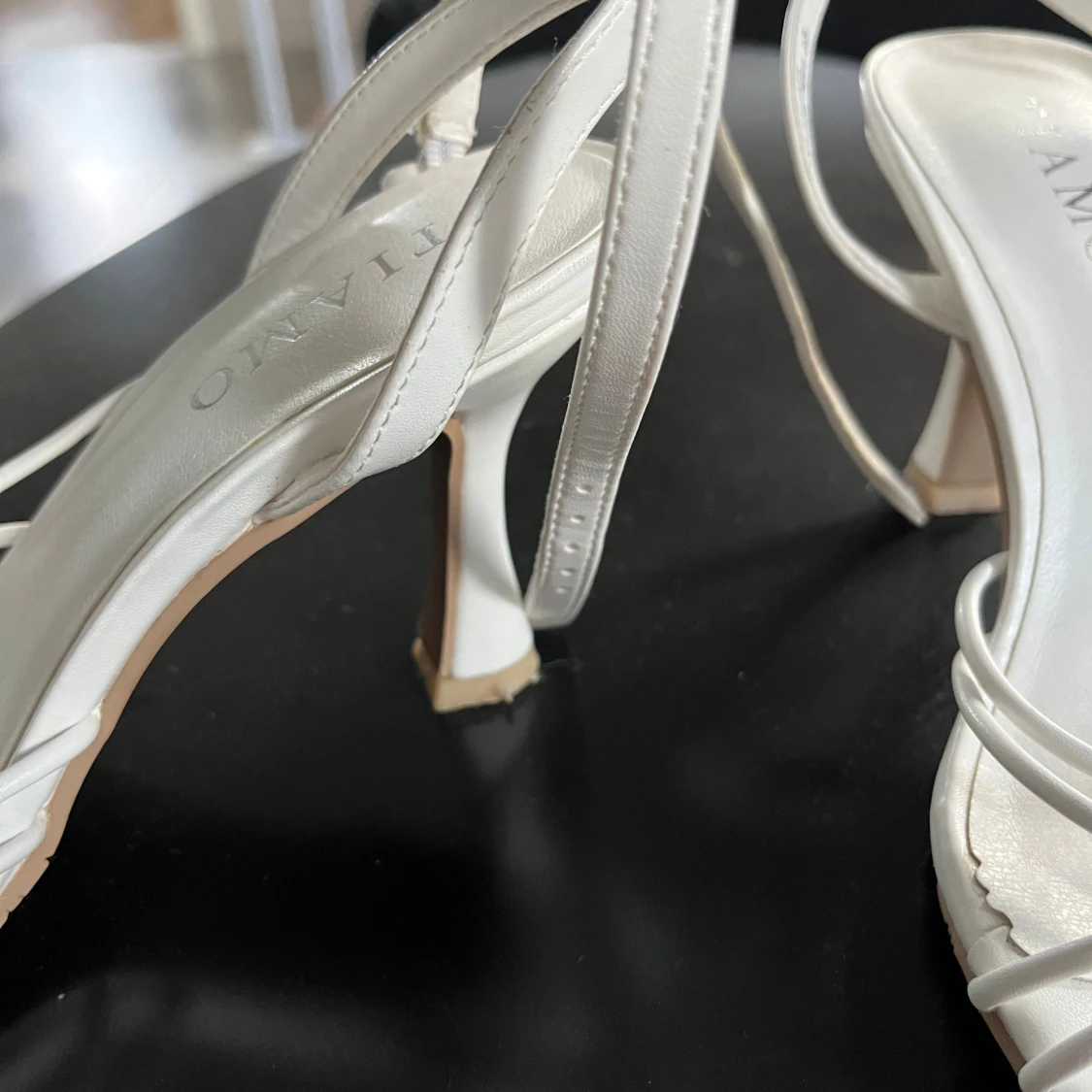 Vita sandaler med klack från Tiamo - 1