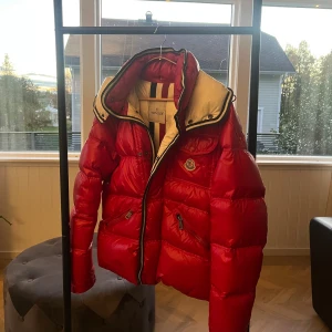 Moncler branson  - En ruggigt fet moncler branson i storlek 2🔥Använd i en vinter av mig och är garanterad autentisk. Priset kan diskuteras och kan släppas billigt med tanke på årstid och har vuxit ut den🙌 lätta fuktskador på armar men inget man tänker på samt ett skrapmärke på ena axeln, skriv gärna om du har några frågor!