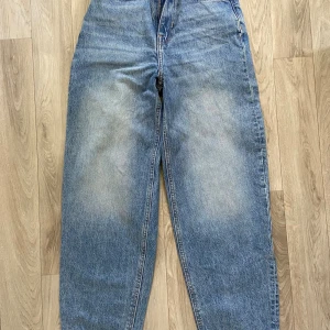 Blå barrel jeans från 157 i XXS - Säljer ett par blå barrel jeans från 157 i storlek XXS. Aldrig använda då modellen inte passade mig💕hör av dig vid frågor! 