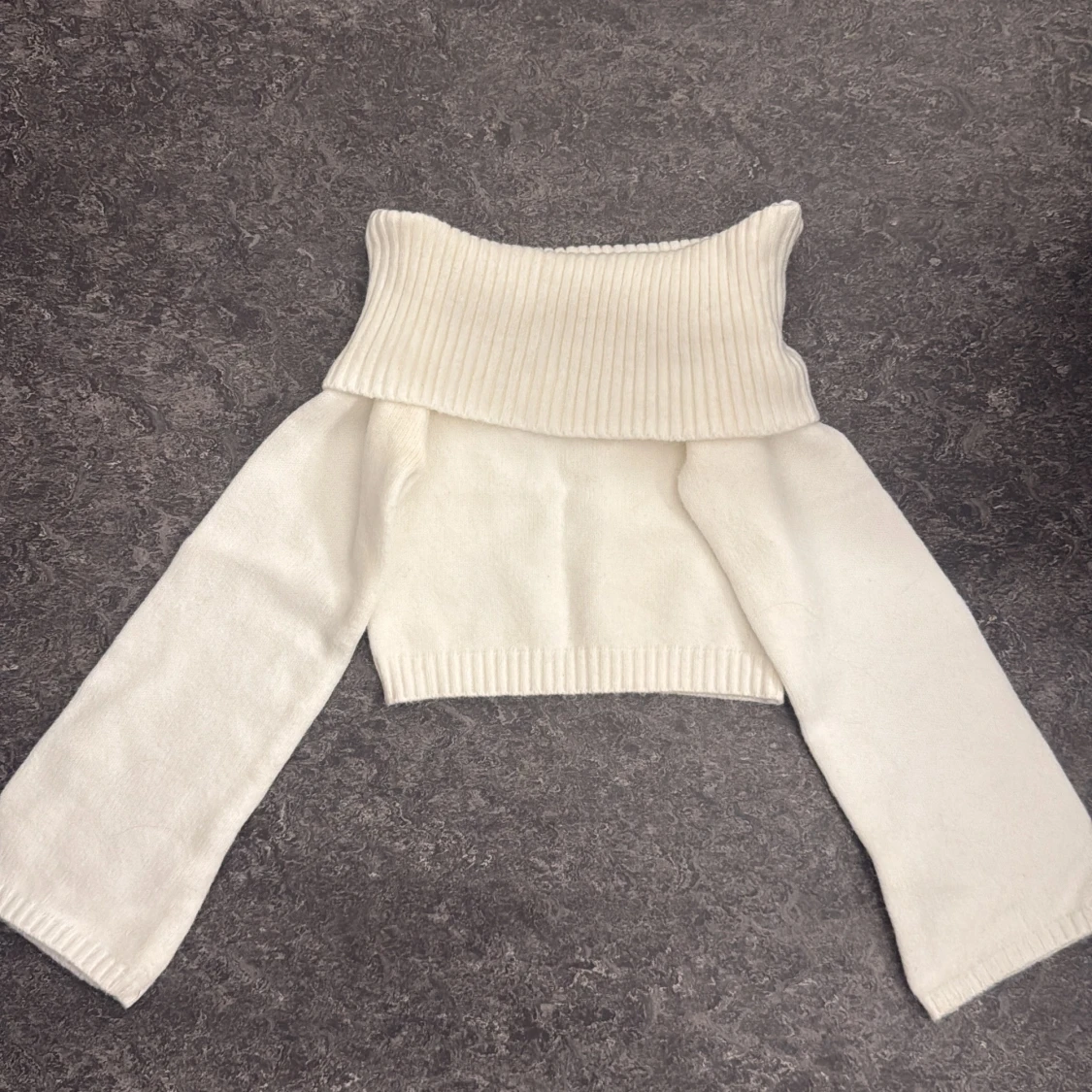 Vit offshoulder stickad polotröja