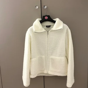 Vit teddyjacka  - Teddyjacka från lager 157, använt en gång🤍