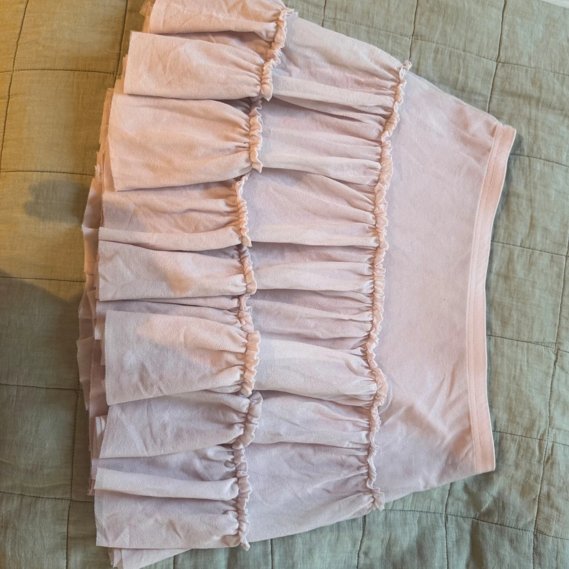 Ljusrosa volangkjol med rynk