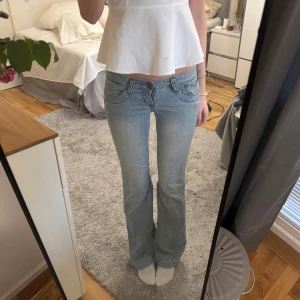 Ljusa lågmidjade jeans - Intressekoll på mina så fina jeans🤍 jag har sytt in dem i benen men det tänker man inte på💕 midjemått 37 cm innerbenslängden 81 cm🫶jag har återpublicerat jeansen så det blev gratis frakt 