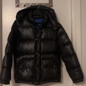 Polo Ralph Lauren - Säljer en svart dunjacka, i mycket gott skick, från Polo Ralph Lauren med broderad logga på bröstet. Pris kan diskuteras!