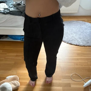 Svarta kostymbyxor med rak passform - Svarta kostymbyxor med normal midja och bootcut. Säljer för dom är för små för mig men dom är i bra skick! Storlek 14-15 år