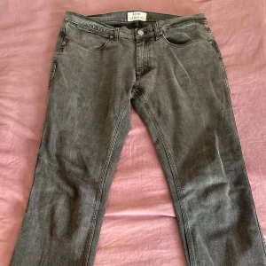 Grå jeans från Acne Studios 36/34 - Säljer ett par grå jeans från Acne Studios, modell Max New Cash. Klassisk femficksdesign med raka ben och normal passform. Tillverkade i 98% bomull och 2% elastan för lite stretch. Snygg, enkel look som funkar till det mesta.