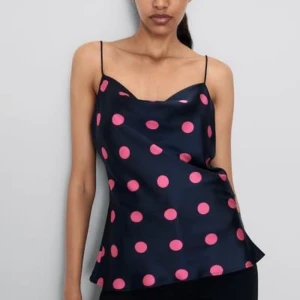 Vintage Polka dots ladybug topp i satin zara - Jätte fin! Använder för att jag aldrig använder den❣️❣️storlek L men jag är storlek xs och den passar på mig man kan knyta axelbanden❣️❣️🐞🐞🥀🥀🍒🍒🍒