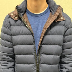 Colmar jacka - Hej, Säljer nu min Colmar jacka i nyskick. Storlek M=50. De tillkommer Orginal tag. Nypris= 4399kr på NK. Säljs för 2290kr - STEAL 