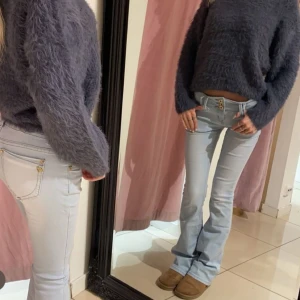 Låga ljusa jeans  - Jättefina jeans jag beställt från infinyparis (beställde från Instagram) sitter jättefint, färgen är väldigt ljus! säljer då jag inte använder dem längre🩷