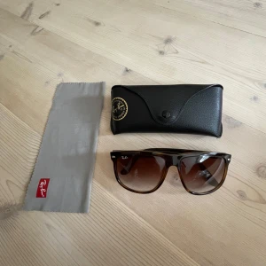 Ray-Ban Boyfriends - Ray-Ban Boyfriends i nyskick. Fodral och putsduk följer med. Fodralet har en liten skada enligt bild men inget som påverkar funktionen. Hör av er vid frågor! Pris kan diskuteras
