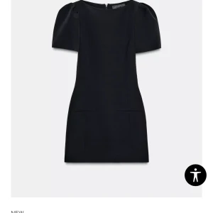 SÖKER I M! Zara svart kort klänning med fickor - Söker denna klänning från Zara i storlek M.