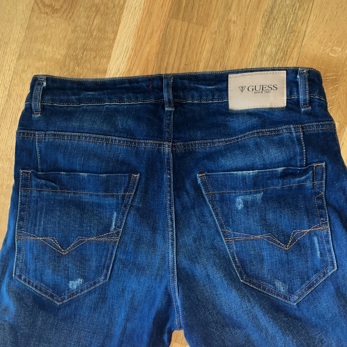 Mörkblå jeans från Guess, storlek 30/32  - 4