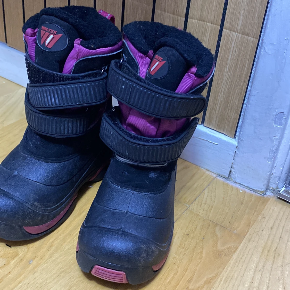Svarta och rosa vinterstövlar från Vintex