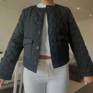 Svart quiltad jacka - Quiltad svart jacka från VMSully, helt ny!