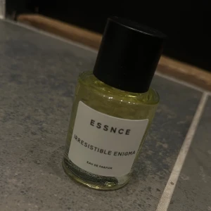Essnce Irresistible Enigma Parfym - Säljer Essnce ”Irresistible Enigma” med stilren design. Den påminner om Prada Paradoxe!🤍sällan använd, så den är typ full, se bild för att se mängd