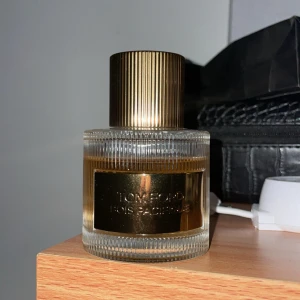 Tom Ford Bois Pacifique EdP - Tom Ford Bois Pacifique Eau de Parfum, 50 ml. Snygg flaska med exklusiv känsla, perfekt för dig som vill sticka ut med en lyxig doft. Tillverkad i Schweiz.