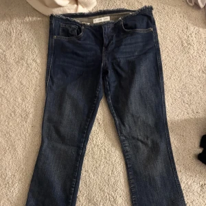 Low waist jeans från dubdued  - Mörkblåa jeans i nytt skick har dock klippt av en liten bit längst ner men dom är fortfarande bootcut 