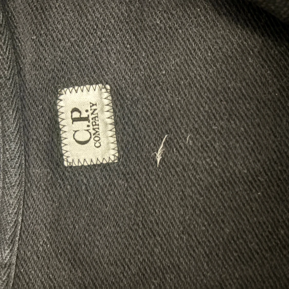 Svart hoodie med goggles från C.P. Company - 1