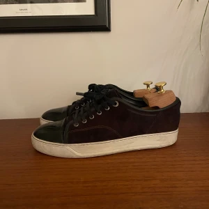 Lanvin - Lanvin cap toe | uk 6 passar 41,5/42| bedöm skicket utöver bilderna| defekt, heeldrag se bild 4, skorna är använde men mycket kvar att ge, defekt se bild 5| dustbag fås med samt extra skosnören, se bild 4 | hör av er vid funderingar //mallegarderoben