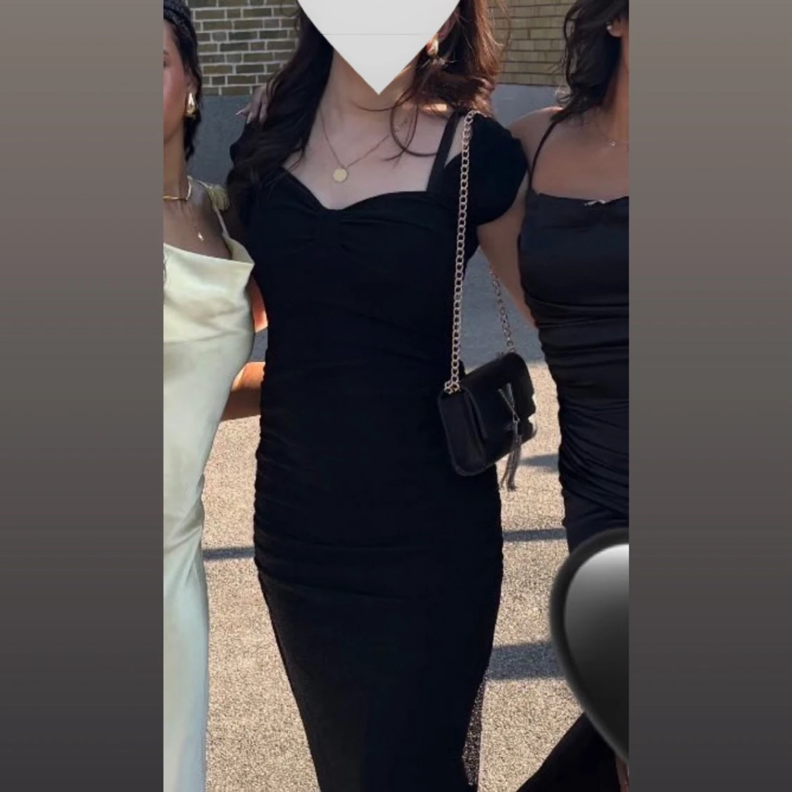 Svart glittrig långklänning