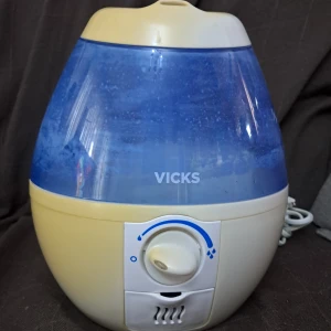 Luft fuktare - Funkar bra, måste dock renas. Gulnad på utsidan