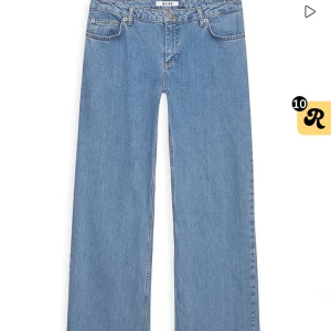 Blå straight low waist jeans från NA-KD - Snygga ljusblå jeans från NA-KD med låg midja och raka ben. Klassisk femficksmodell med dragkedja och knapp framtill. Helt oanvända med lappen kvar, köpta för 700kr