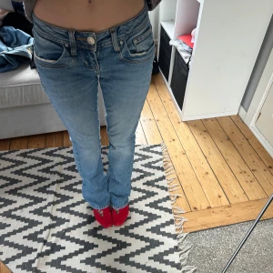 LTB Blue Addicted ljusblå jeans - Säljer ett par ljusblå jeans från LTB Blue Addicted med klassisk femficksdesign och snygga kontrastsömmar. Modellen har låg midja och raka ben med lätt bootcut, vilket ger en chill och tidlös vibe. Perfekta för dig som gillar jeans med lite extra attityd.