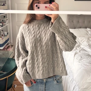 Kabelstickad tröja!  - Så snygg Kabelstickad tröja