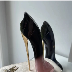 Carolina Herrera Blush parfym - OBS PRISET ÄR STYCK!🩷 Carolina Herrera blush (den rosa), helt oanvänd. Nypris: 1350 kr. Säljer för 950 kr då den är som ny. Kvitto finns 