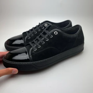 Lanvin skor - Hej! Säljer nu dessa sjukt snygga Lanvin skor. Skorna är i mycket fint skick! Har ett begränsat antal boxar och dustbag! Hör gärna av dig vid frågor!