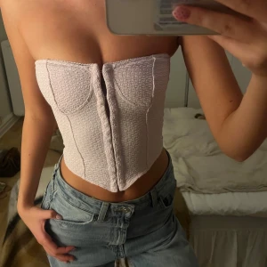 Rosa ”korsett” topp - Säljer denna jättesnygga topp som aldrig kommit till användning för mig tyvärr💗