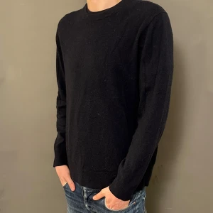 Svart tröja - Modellen är 187, skriv vid funderingar!