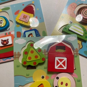 Träpussel i original förpackning 55 kr  - träpussel i originalförpackning, helt nya och med olika motiv. Perfekta för barn som vill lära sig om former och färger på ett lekfullt och pedagogiskt sätt.