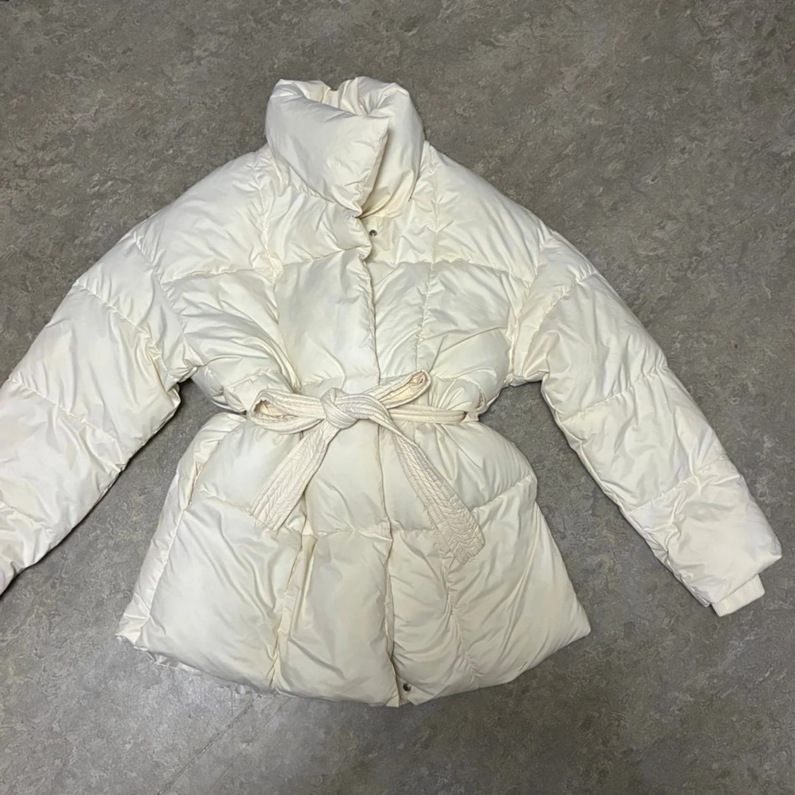 Vit pufferjacka med bälte