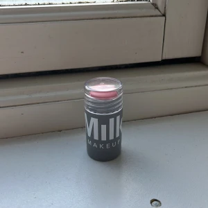Milk Makeup Lip + Cheek Stick Dash - Milk Makeup i färgen dash. Använd endast en gång, säljer för att jag köpte fel färg. Går att skruva och är ej trasig. Pris går att diskutera💕