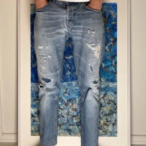 Dondup George Jeans  - Hej säljer ett par sjukt snygga Dondup George jeans med en sliten design storlek: W34 och längd 90cm Märket är dondup som är från Italien vid frågor skriv.