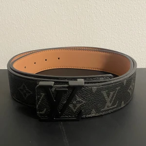  svart monogram bälte - Snyggt svart bältemed klassiskt monogrammönster.