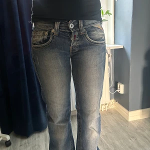 Replay low waist jeans  - Super fina jeans från replay som jag köpt begagnat men passade inte mig tyvärr!! Midjemått är 35 och innerbenslängd 74 cm💕