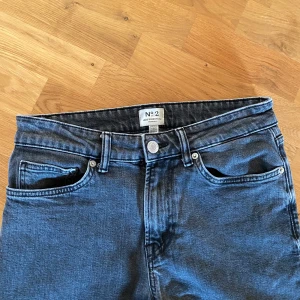 HM jeans - Säljer ett par jeans från HM, modell No 2. Klassisk femficksdesign, raka ben och normal passform. Stilrena