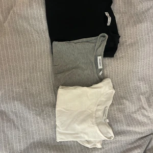 3st T-shirt  - 3st T-shirtar i olika färger, den svarta är ifrån stradivarius och de andra är från weekday. Priset är för alla tre. 