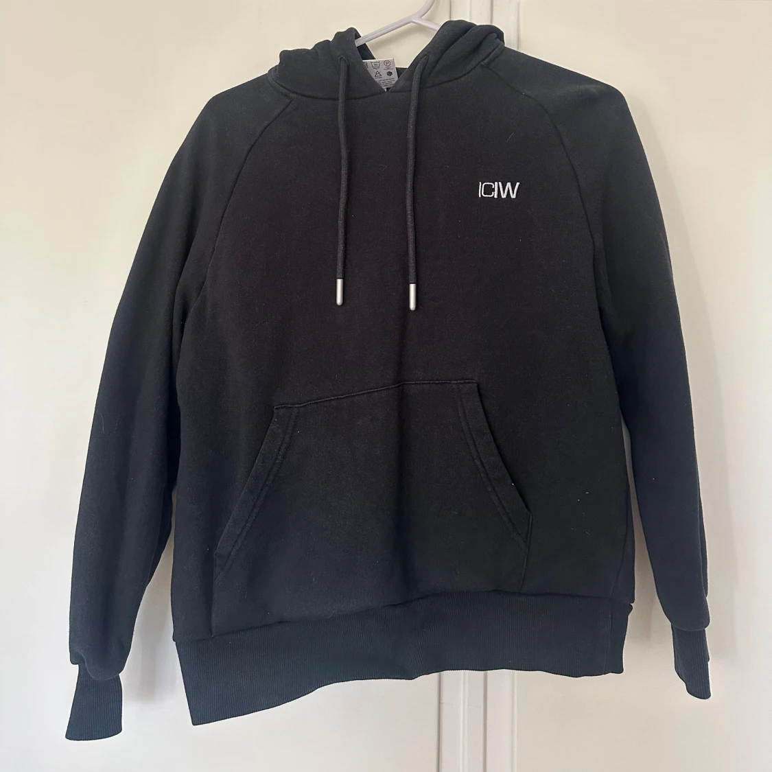 Svart hoodie från ICANIWILL