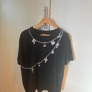 Number nine - Svart t-shirt från Number (N)ine med tryck av kedjor och kors på framsidan. Size 2 passar både S/M