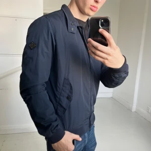 J.lindeberg jacka - J.lindeberg jacka, använd men inga defekter. Känns som ny, modellen bär M och är 180,75 kg. Passar honom bra 😊 