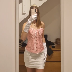 Halloween utklädnad prinsessa - Säljer min halloween kostym jag hade förra året då jag ska utomlands i år. En prinsessutklädnad. Rosa korsetten är i storlek S samt den vita kjolen. Handskarna är lite söndriga mellan fingrarna (skriv för bild) tiaran tillkommer till kostymen, ej halsbandet. Köpte allt nytt för 600 kr ungefär