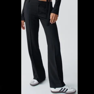 Kostymbyxor 34 - Säljer svarta kostymbyxor med vida ben. 