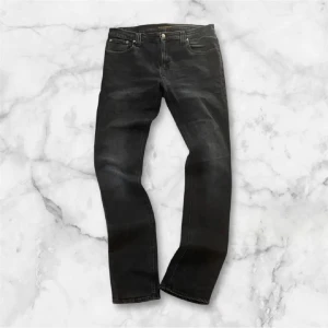 Nudie jeans  - Tja det är ett par riktigt snygga Nudie jeans modell slim fit💫 Nypris kostar de 1600kr✅Skicket ligger på en 8/10✨Storleken är 34/34 men den ör väldigt liten i storlek. Vid fundering är det bara att höra av sig💫