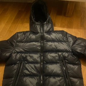 Mörkblå pufferjacka från BOSS - Säljer en vinterjacka från Hugo Boss. Nypris: ca 4000 kr Storlek: M Skick: Nyskick, inga slitage, använd en vinter Färg: mörkblå   En varm och stilfull vinterjacka som passar perfekt för kalla dagar, säljer då den inte passar längre och behöver köpa en ny jacka till denna vinter.   1800 kr eller bud 