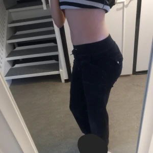 Svarta mjukisbyxor Juicy Couture XXS - Svarta mjukisbyxor från Juicy Couture i supermjuk velour. Byxorna är super sköna och mysiga. Kan användas för chill. Säljer byxorna väldigt billig då båda silver detaljerna på snörena är av (ser på bilden). Men de kan användas som riktigt snygga mys byxor eller pyjamas. Priset kan diskuteras.